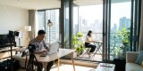 Homeoffice oder Workation: Welche Arbeitsform bietet mehr Vorteile für Unternehmen?